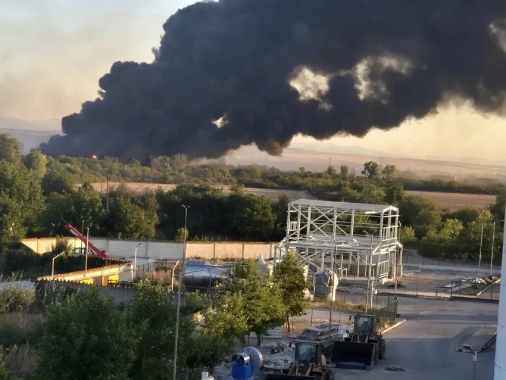 Голям пожар избухна в бившата рафинерия