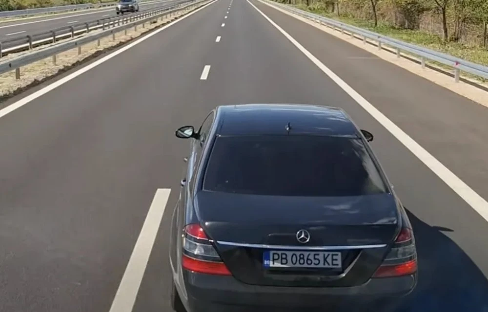 Шофьор на Мерцедес изпреварва от аварийна лента и набива спирачки на тир по АМ