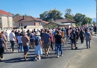 Жители на село Труд затвориха пътя Пловдив Карлово който