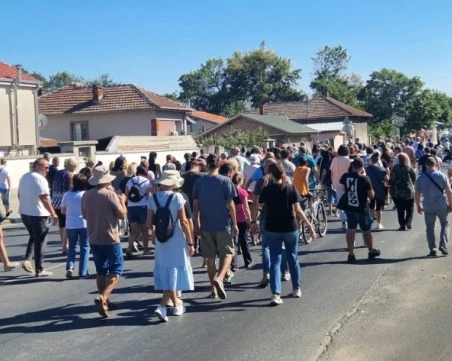 Протестиращи затвориха пътя Пловдив- Карлово, искат редовен транспорт