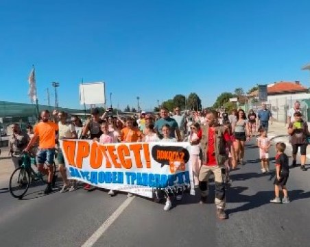 Протестиращи затвориха пътя Пловдив- Карлово, искат редовен транспорт