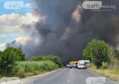 Голям пожар в Пазарджишко, затвориха временно движението