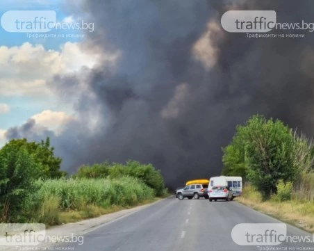 Голям пожар в Пазарджишко, затвориха движението заради задимяване