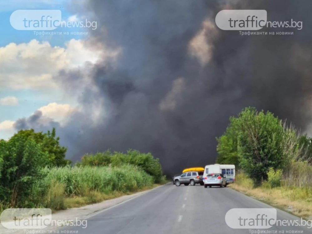 Голям пожар в Пазарджишко, затвориха временно движението