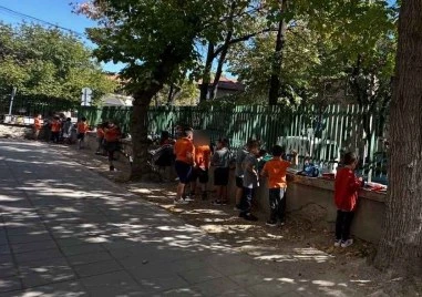 Кой решава кой може да обядва в училищния стол? Деца в пловдивско школо са принудени да се хранят прави до оградата