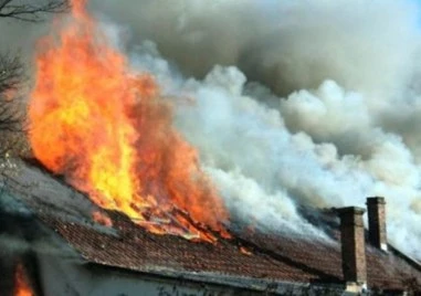 Мъж запали къщата на съседа си в пловдивско село, задържаха го
