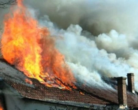 Мъж запали къщата на съседа си в пловдивско село, задържаха го