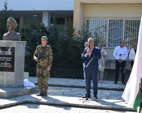 В Калековец откриха паметник на първата жена-пилот в България Мария Атанасова