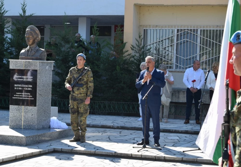В Калековец откриха паметник на първата жена-пилот в България Мария Атанасова
