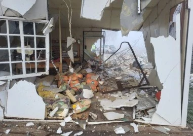 20 годишна шофьорка на БМВ се вряза в търговски обект в