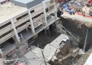 Огромна дупка зейна насред оживена улица пред болница в централната