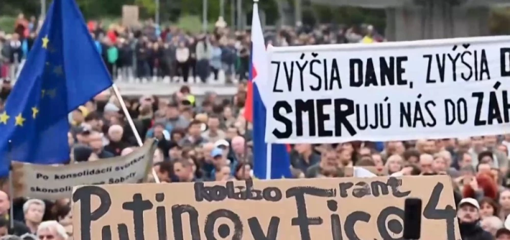 Хиляди протестираха в Словакия срещу премиера Роберт Фицо, обвиняват го в съюз с Русия