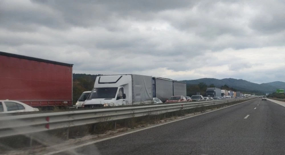 Над 10 км колона от ТИР-ове се образува на магистрала Тракия в