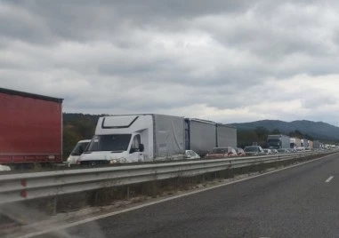 Над 10 км колона от ТИР ове се образува на магистрала Тракия в