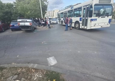 Кола се удари в тролей и се преобърна на таван в Русе