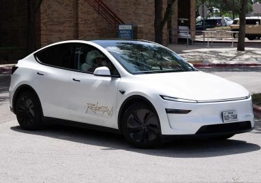 Мечтата на Мъск забуксува: Роботакситата на Tesla няма да са точно безпилотни и не съвсем таксита