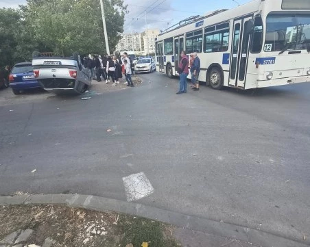 Кола се удари в тролей и се преобърна на таван в Русе