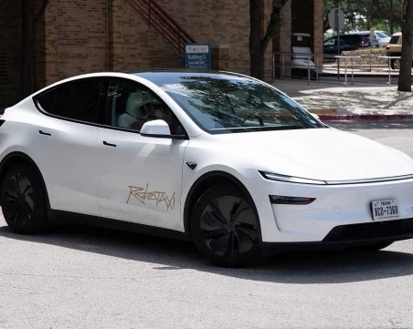 Мечтата на Мъск забуксува: Роботакситата на Tesla няма да са точно безпилотни и не съвсем таксита