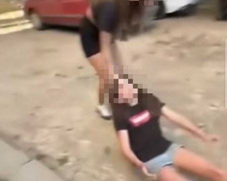 Втори шокиращ клип с насилие над момиче се разпространява, закрила на детето се самосезира