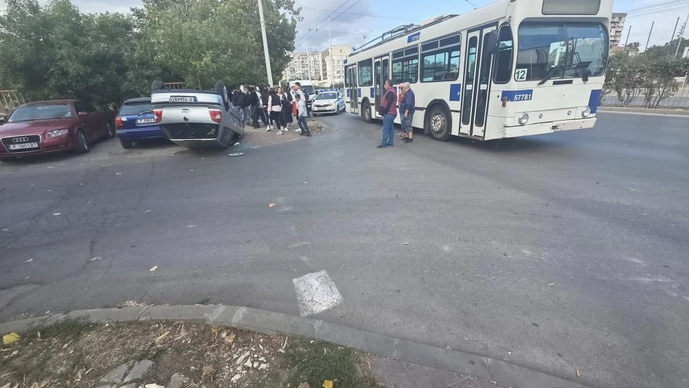 Кола се удари в тролей и се преобърна на таван в Русе