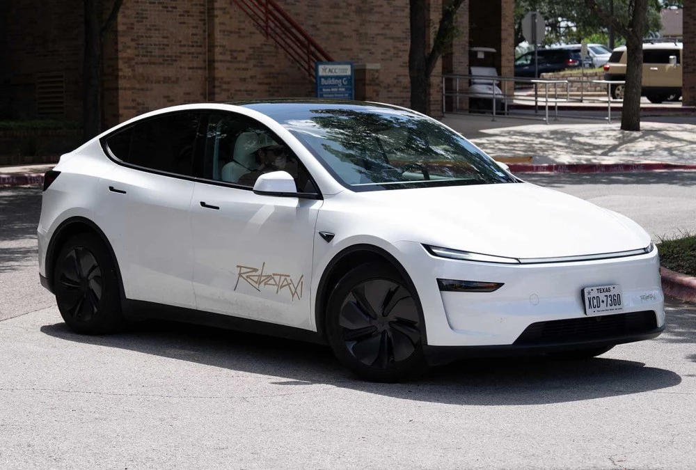 Мечтата на Мъск забуксува: Роботакситата на Tesla няма да са точно безпилотни и не съвсем таксита