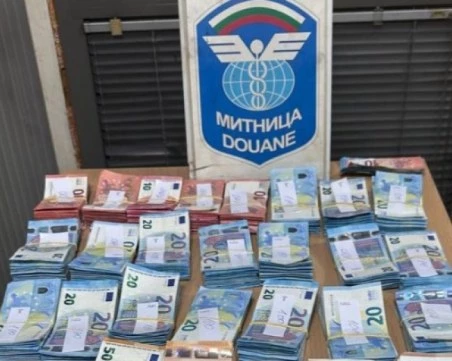 Задържаха близо 160 000 недекларирани евро на 