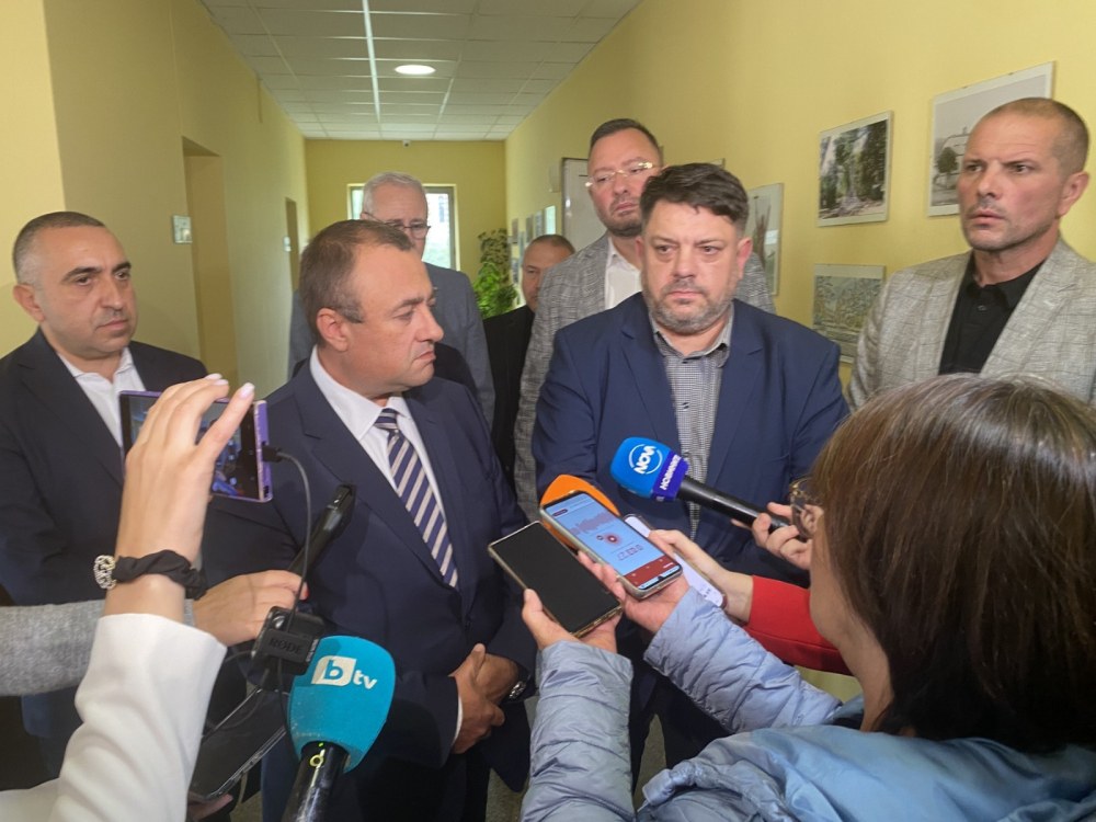 След критиката на Борисов, министри на терен в Брезник