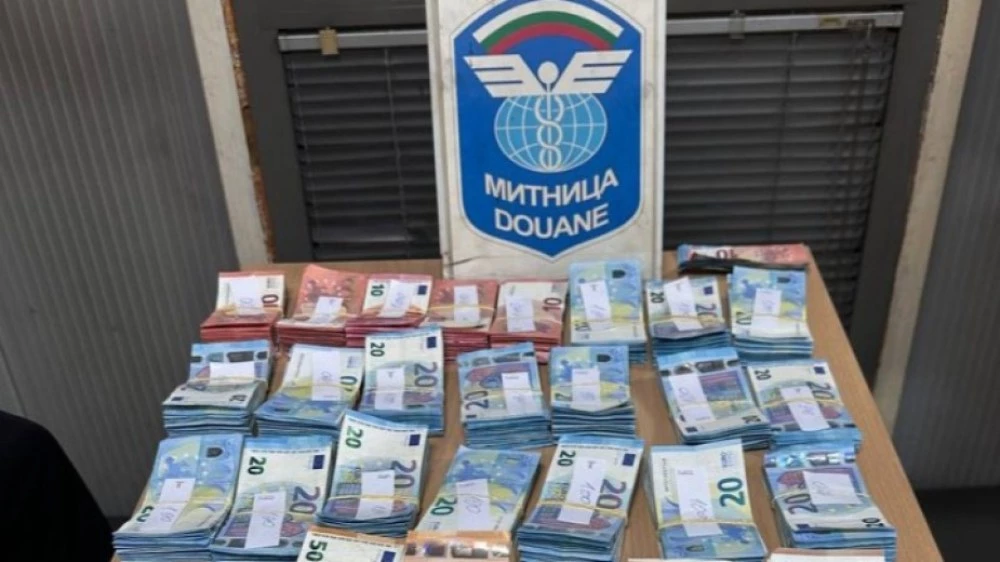 Задържаха близо 160 000 недекларирани евро на 