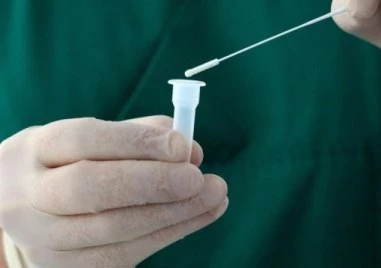 Случаите на COVID-19 се увеличават, разпространяват се и два нови варианта