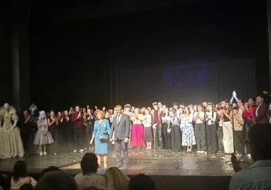 Сценични кадри отбеляза 50-годишнина с емоционален спектакъл