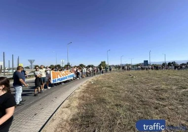 Жители на Труд излизат отново на протест, блокират движението по Карловско шосе