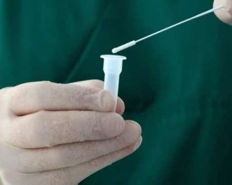 Случаите на COVID-19 се увеличават, разпространяват се и два нови варианта