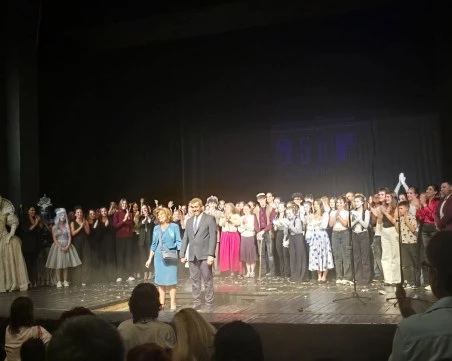 Сценични кадри отбеляза 50-годишнина с емоционален спектакъл