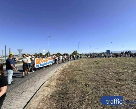 Жители на Труд излизат отново на протест, блокират движението по 