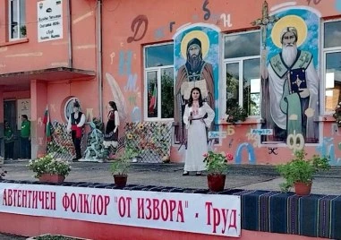 Над 300 певци и танцьори взеха участие в националния събор за автентичен фолклор „От извора в Труд