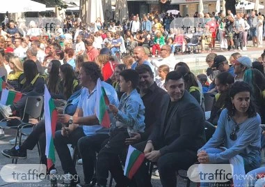 Пловдив е волейбол! Стотици подкрепят националите на финала пред сградата на Общината