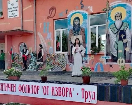 Над 300 певци и танцьори взеха участие в националния събор за автентичен фолклор „От извора