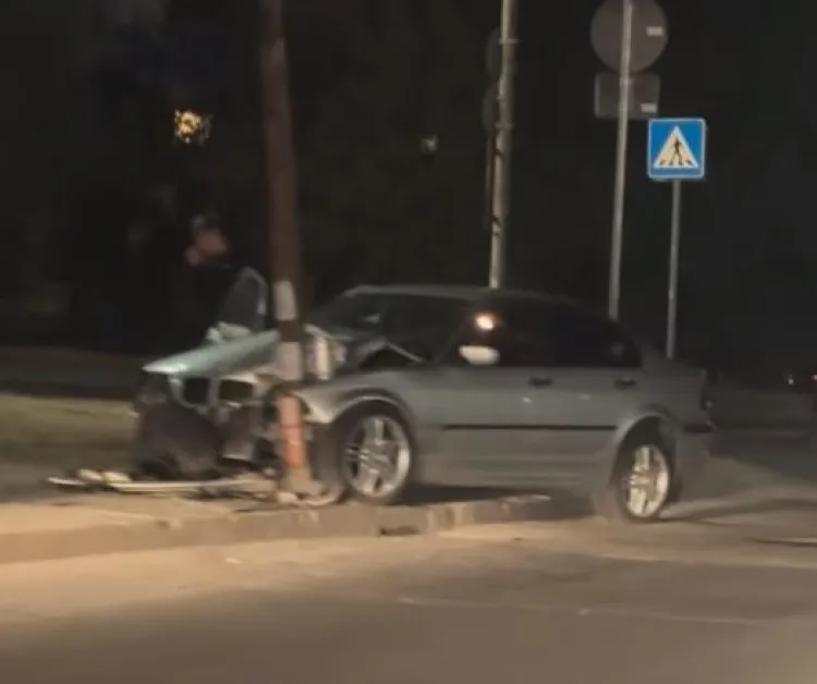 Среднощно меле в София! БМВ се вряза в стълб ВИДЕО