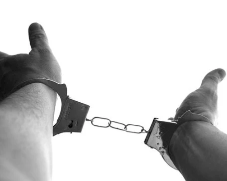 Задържаха двама полицаи от Петрич заради чадър над наркодилъри