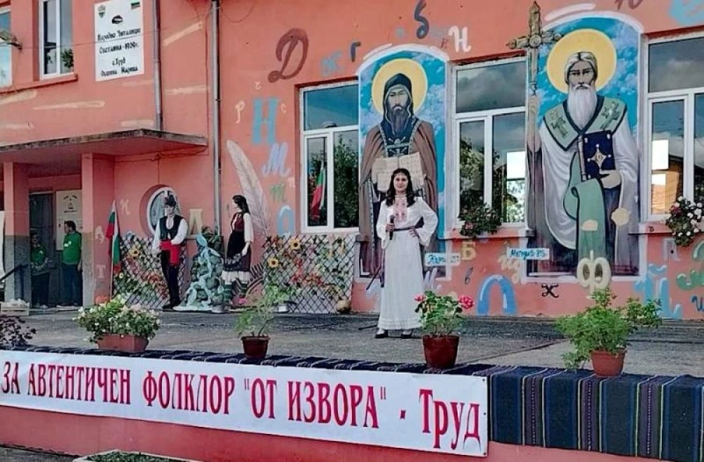 Над 300 певци и танцьори взеха участие в националния събор за автентичен фолклор „От извора