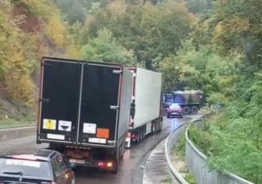Камион с двама френски военни самокатастрофира в Прохода на републиката