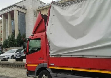 Камион потроши покрива си под моста на „Копривщица