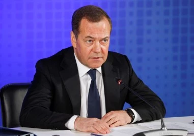 Медведев предупреди Европа за опасност от ядрена война с Русия