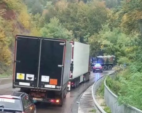 Камион с двама френски военни самокатастрофира в Прохода на републиката