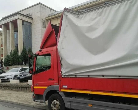Камион потроши покрива си под моста на „Копривщица