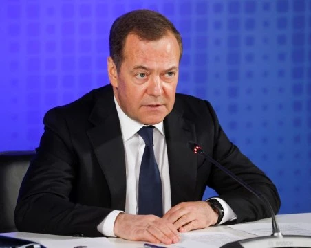 Медведев предупреди Европа за опасност от ядрена война с Русия