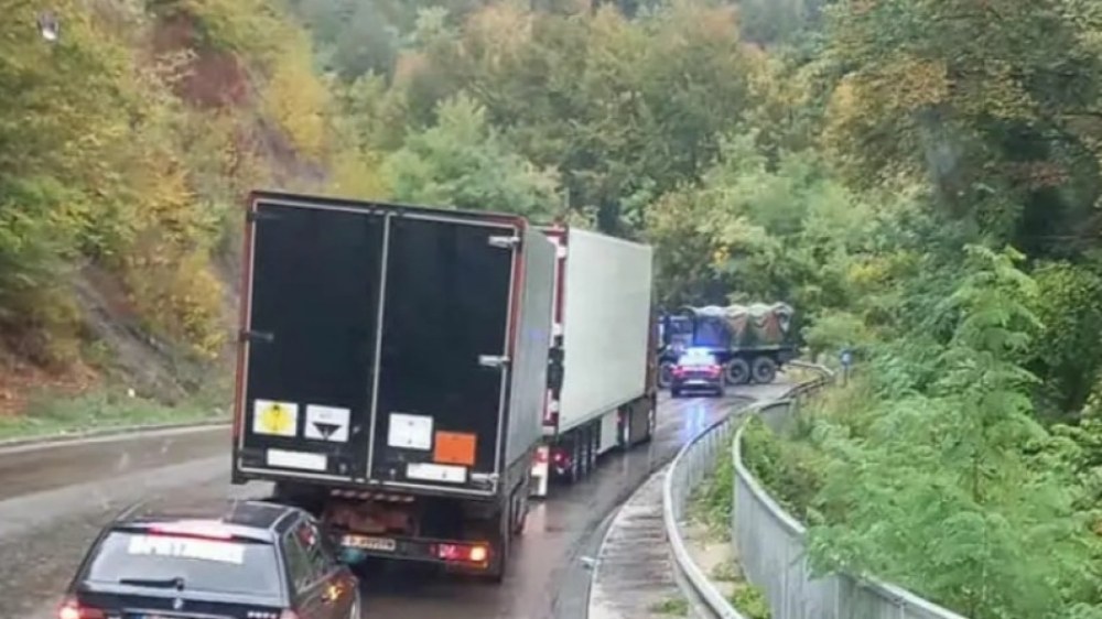 Камион с двама френски военни самокатастрофира в Прохода на републиката