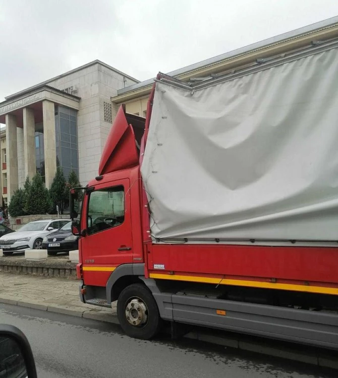 Камион потроши покрива си под моста на „Копривщица