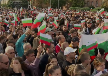 НА ЖИВО: Започна грандиозното посрещане на националите пред Александър Невски