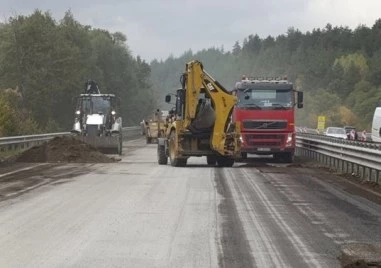 Шофьорите могат да използват и аварийната лента в участъците с ремонт на АМ Тракия и АМ Хемус